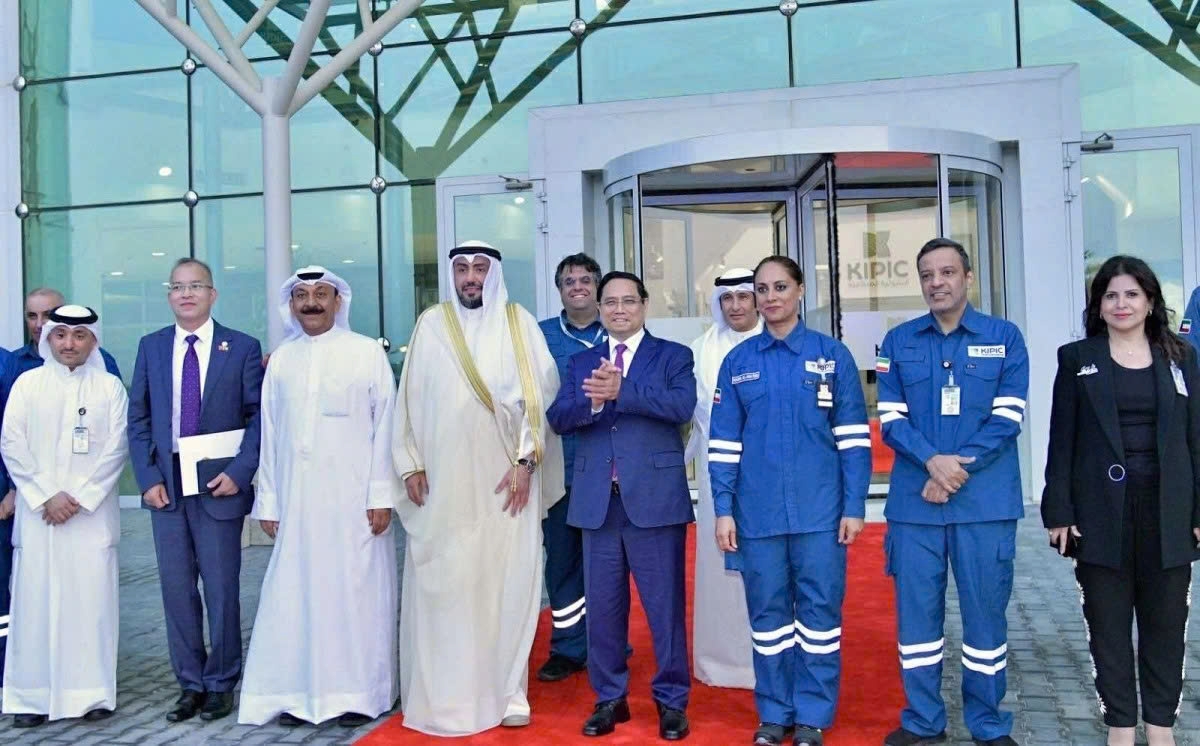 PM Pham Minh Chinh visits Al-Zour Refinery in Kuwait